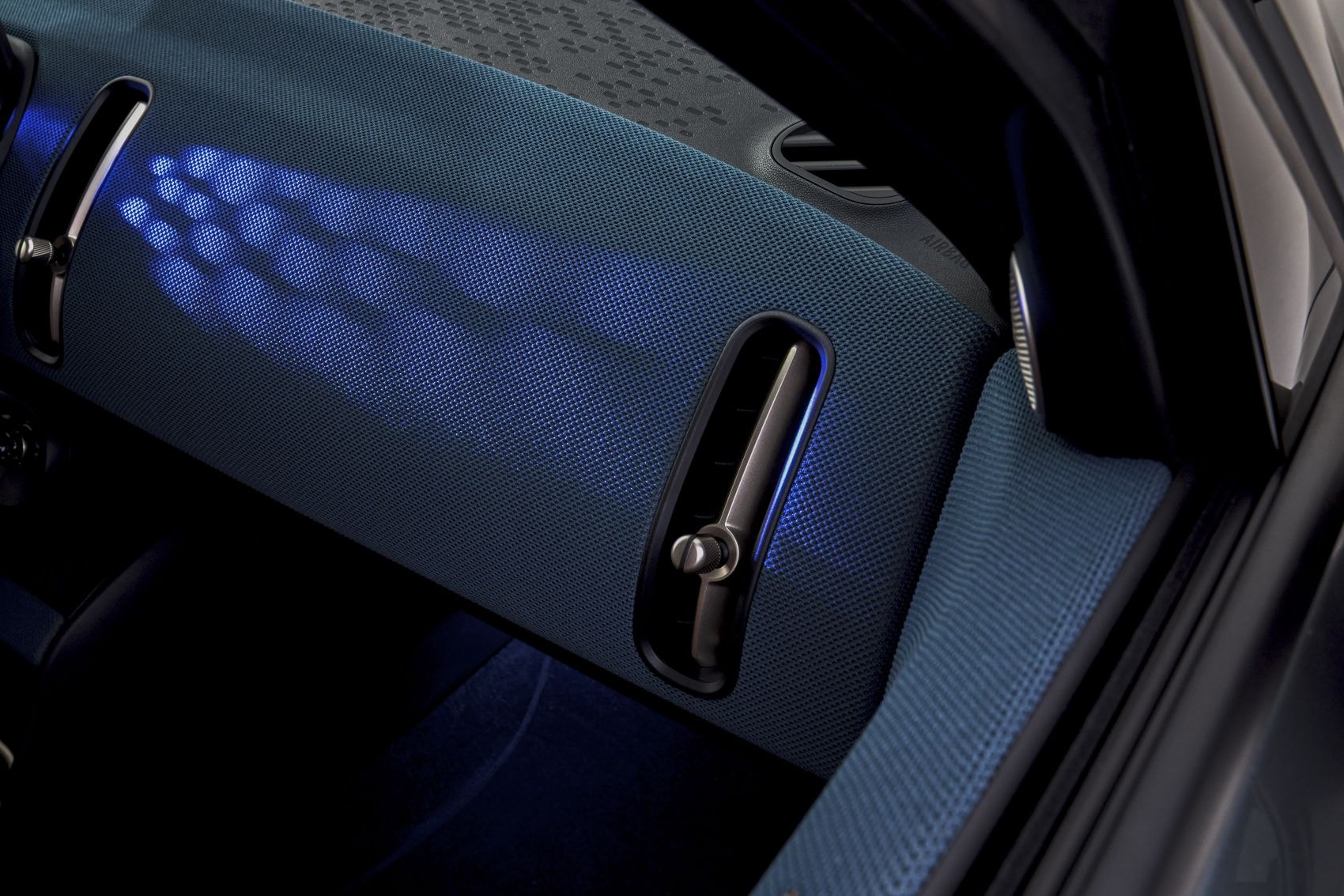 Etiqueta característica MINI en el respaldo del asiento.