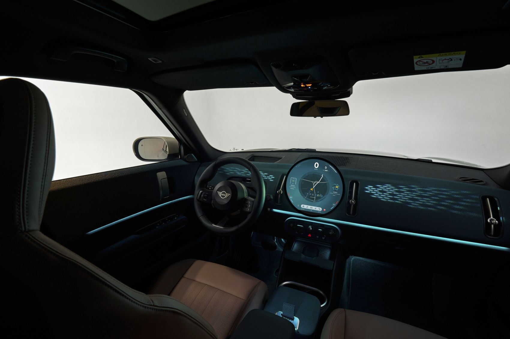 Salpicadero moderno con iluminación ambiental y diseño funcional.