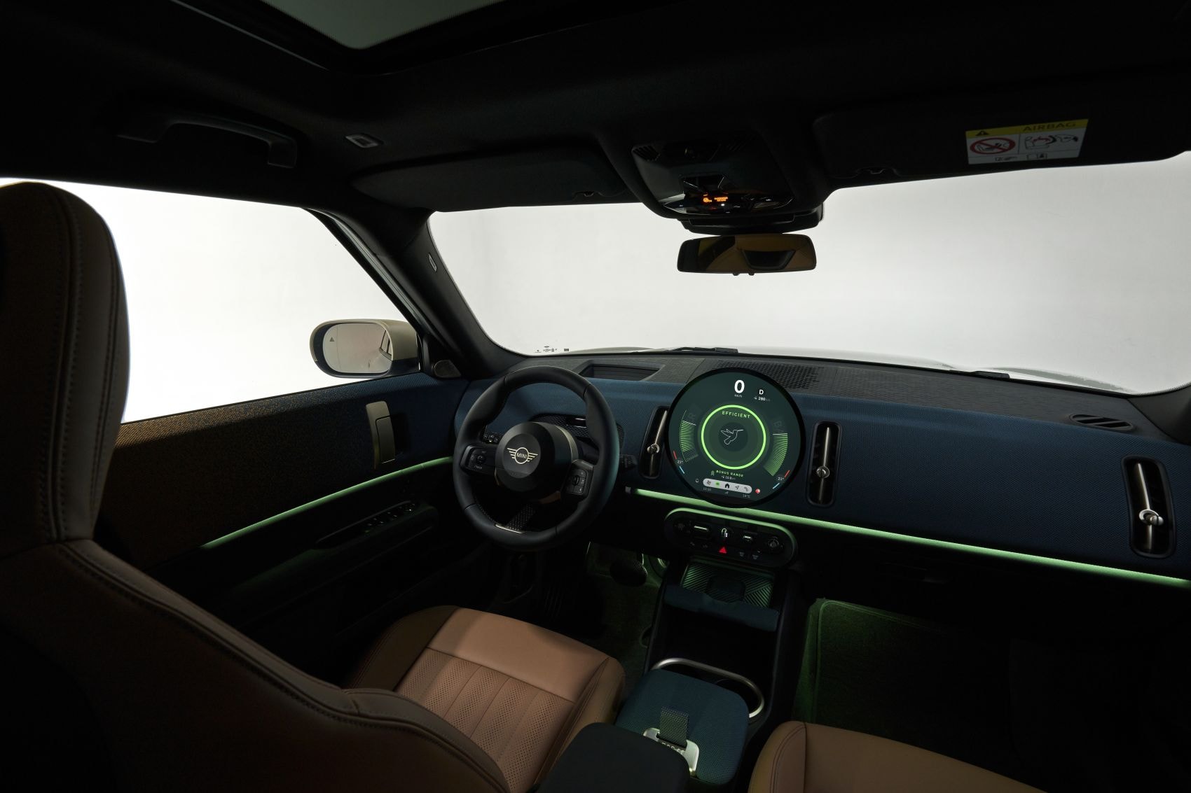 Salpicadero con pantalla digital y diseño contemporáneo.