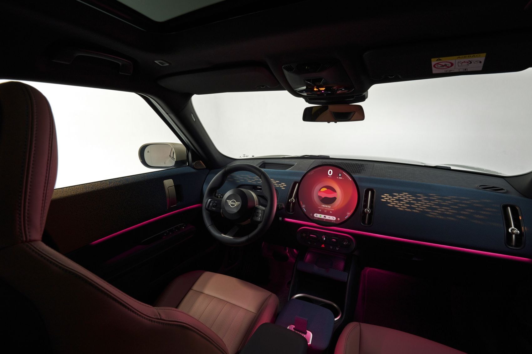 Interior con pantalla circular y luces LED innovadoras.