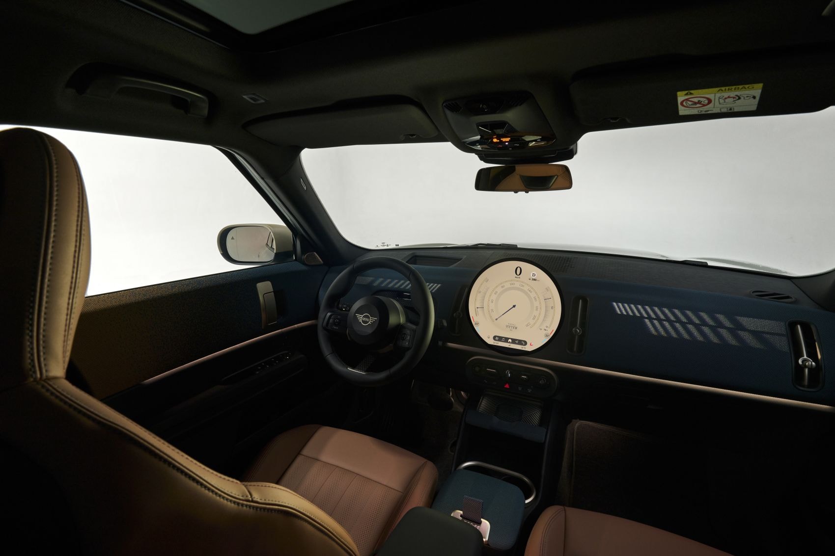 Salpicadero elegante con indicadores digitales y diseño intuitivo.