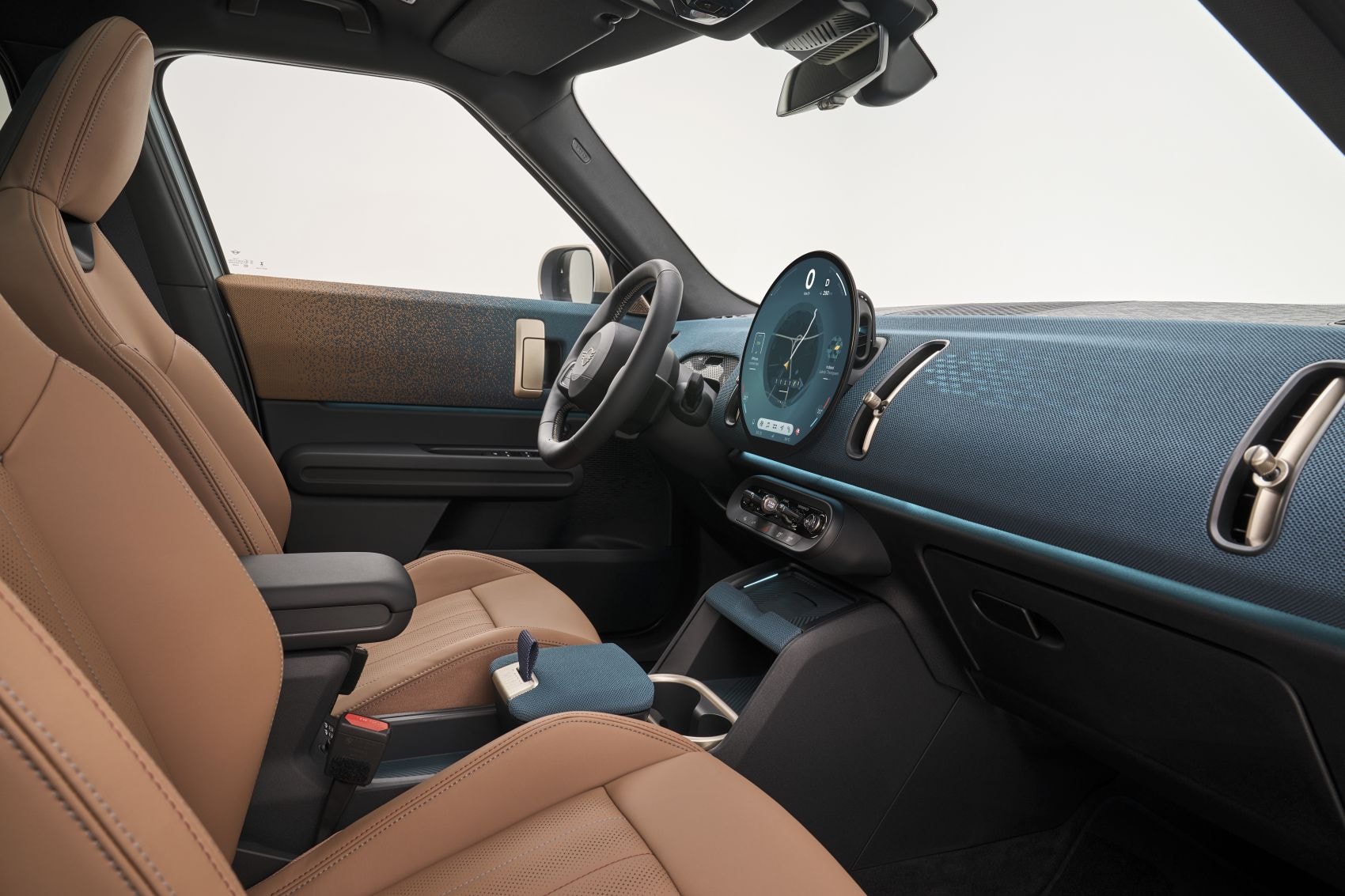 Iluminación ambiental que complementa el interior.