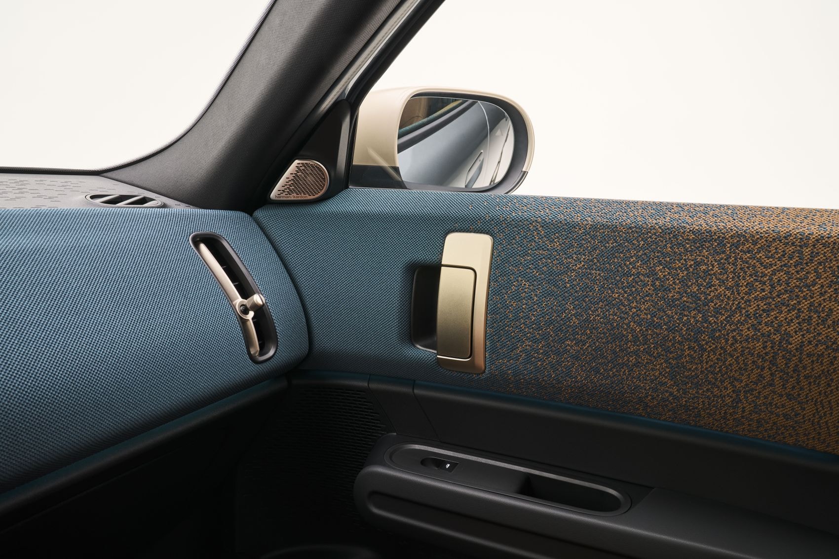 Detalle del volante del MINI Countryman eléctrico, que prioriza la ergonomía y el estilo.