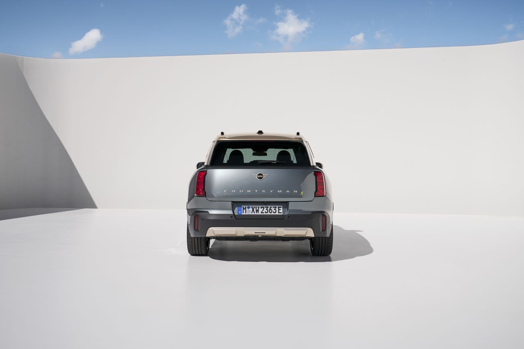 Vista trasera del MINI Countryman eléctrico, destacando sus líneas modernas.