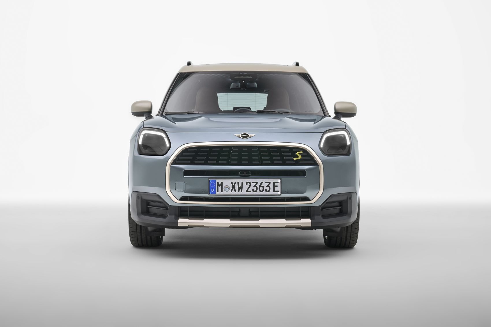 Frontal del MINI Countryman eléctrico, mostrando su imponente parrilla.