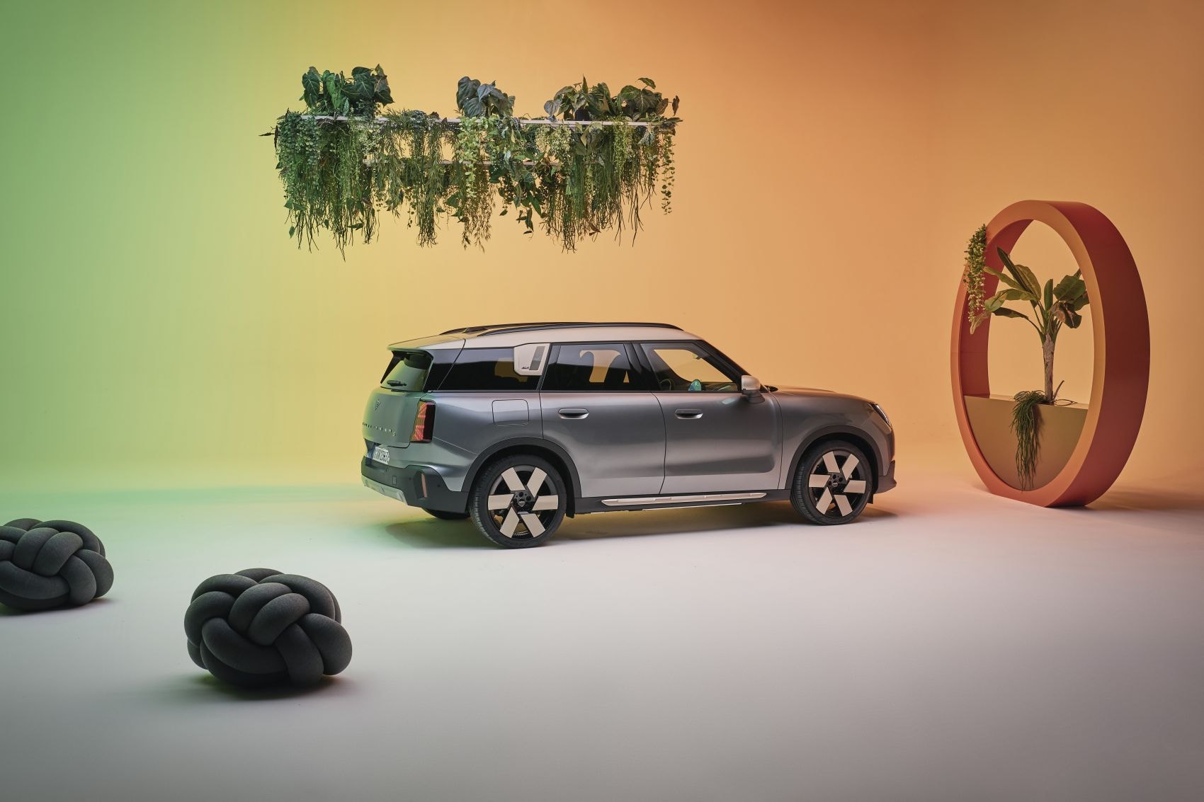 Vista frontal del MINI Countryman eléctrico, destacando su icónico diseño.