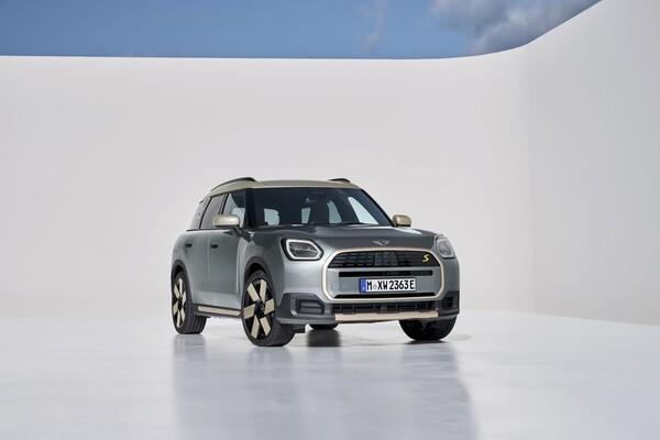 Auténtica imagen frontal del MINI Countryman eléctrico con detalles distintivos. Auténtica imagen frontal del MINI Countryman eléctrico con detalles distintivos.
