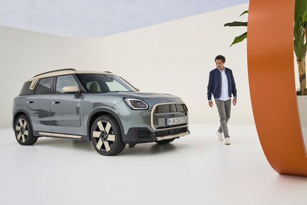 Vista lateral y delantera del MINI Countryman eléctrico, destaca su diseño moderno. Vista lateral y delantera del MINI Countryman eléctrico, destaca su diseño moderno.