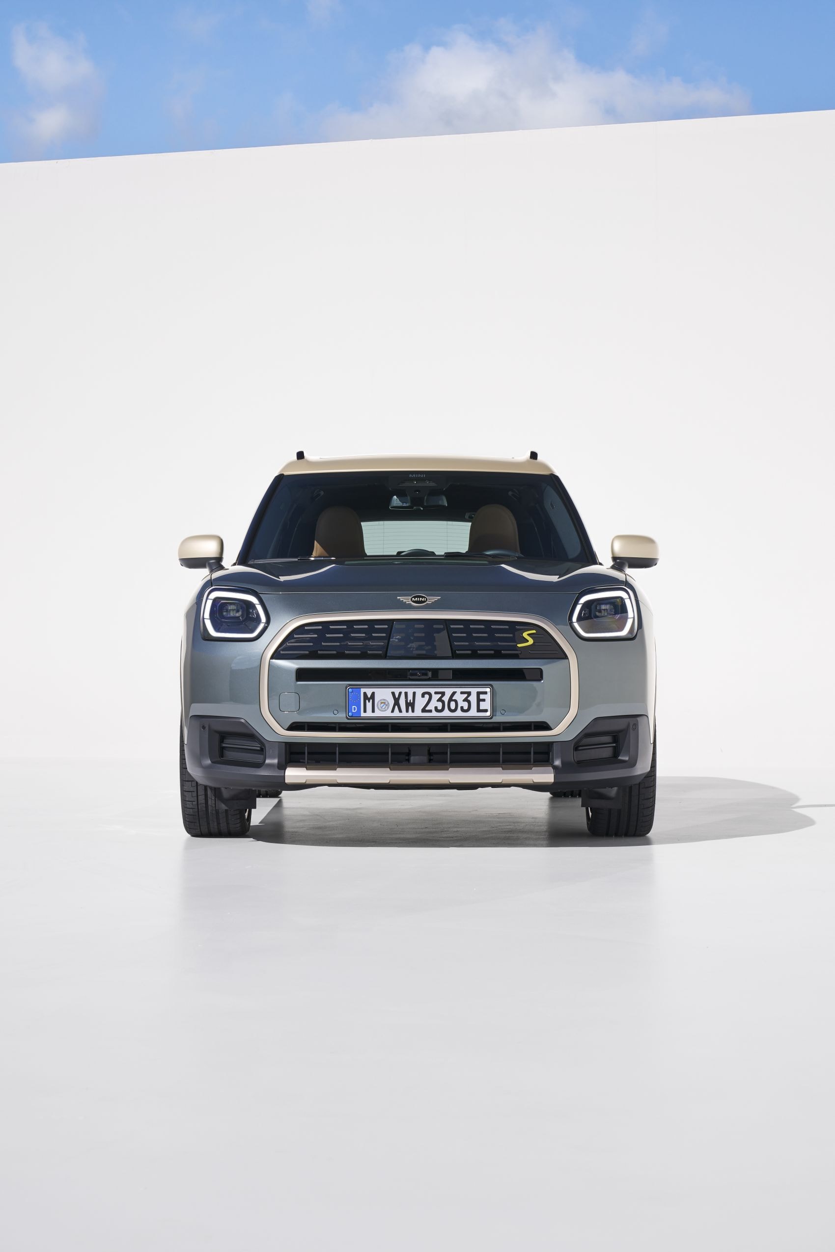 Enfoque en la parte delantera del MINI Countryman eléctrico, un diseño impactante.