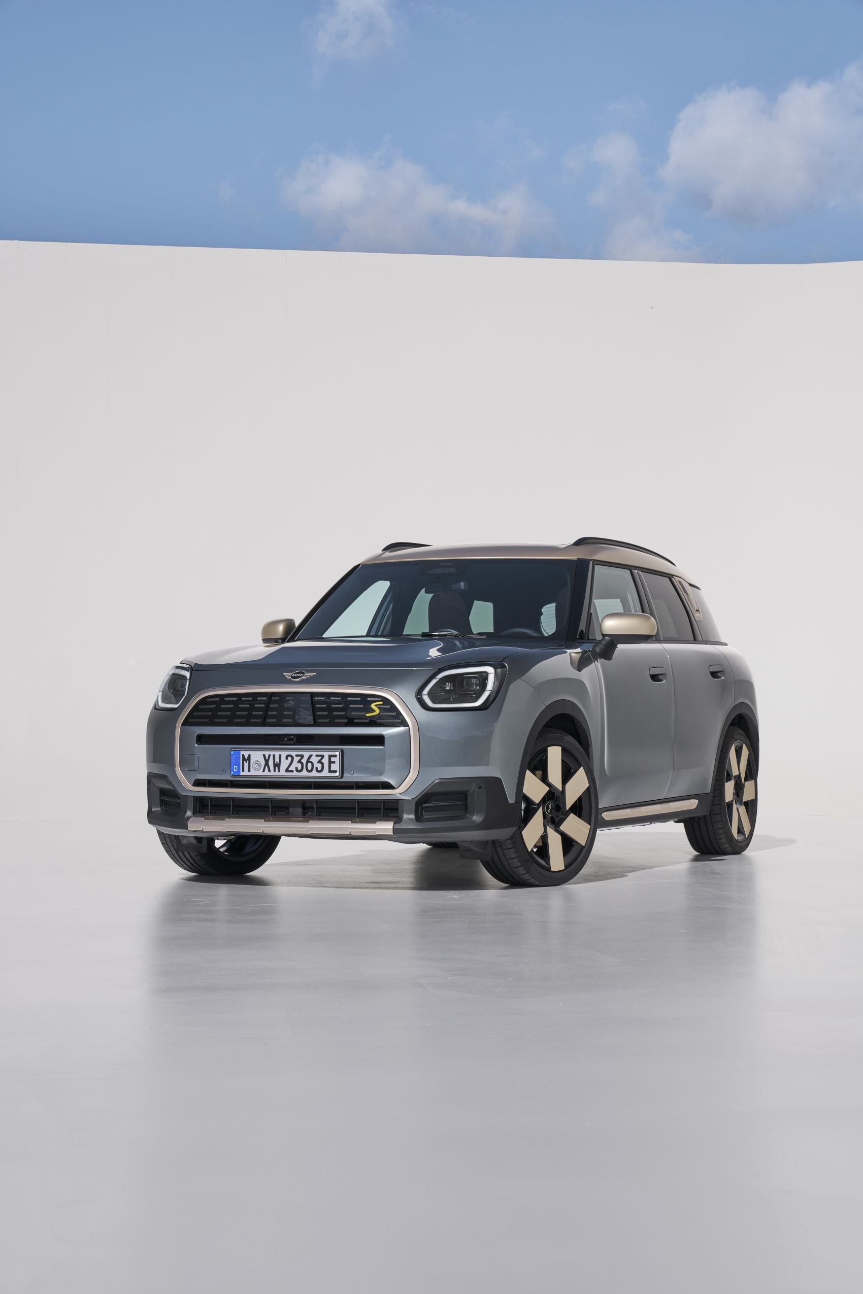 Frontal del MINI Countryman eléctrico, resalta su carácter dinámico y elegante.