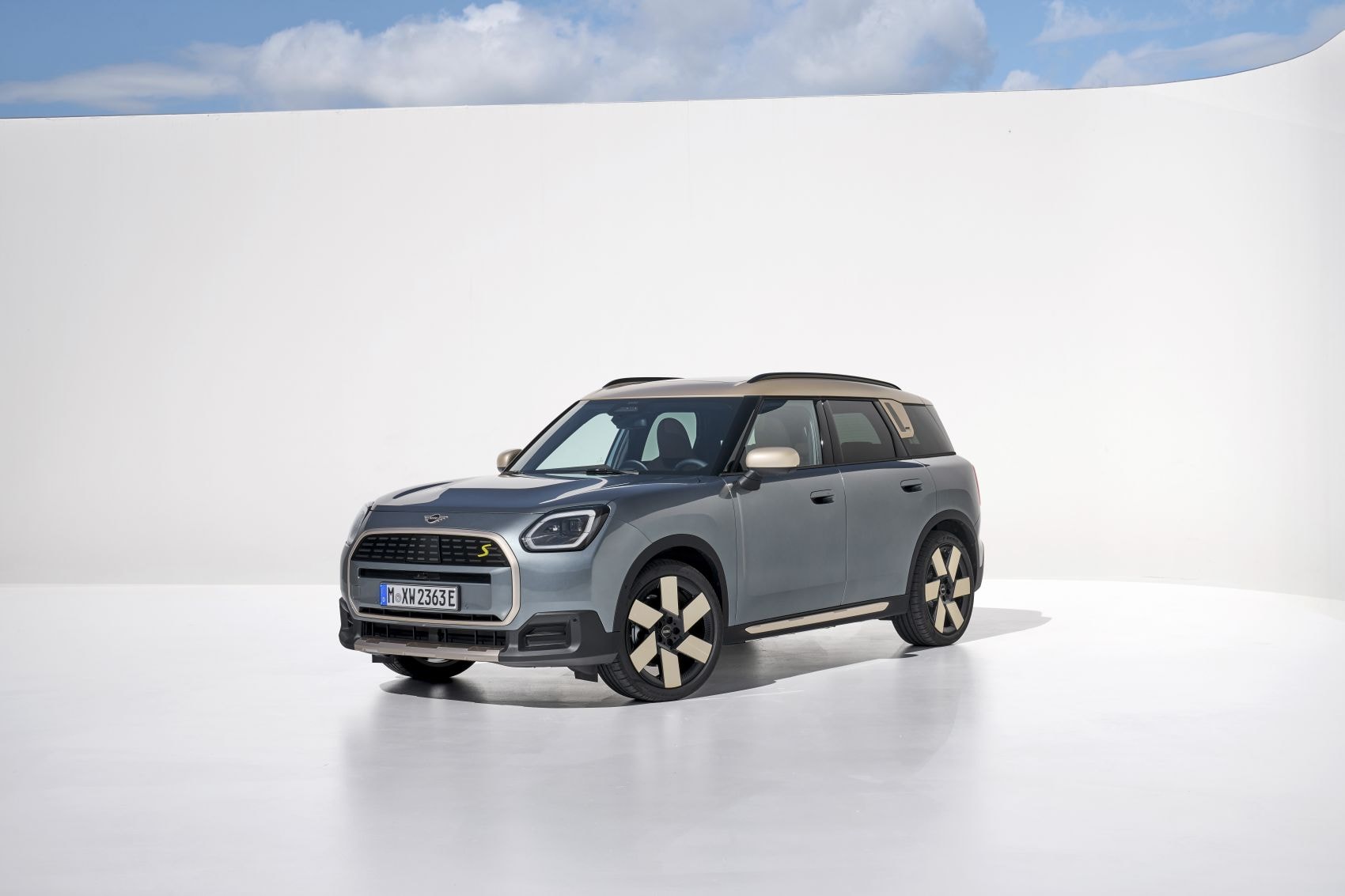Primer plano del MINI Countryman eléctrico, mezcla de sofisticación y modernidad.