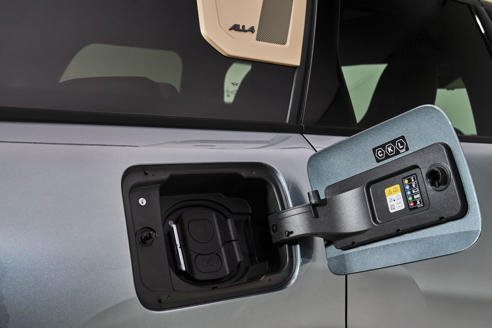 Perspectiva lateral del MINI Countryman eléctrico, realzando sus líneas elegantes y contemporáneas.