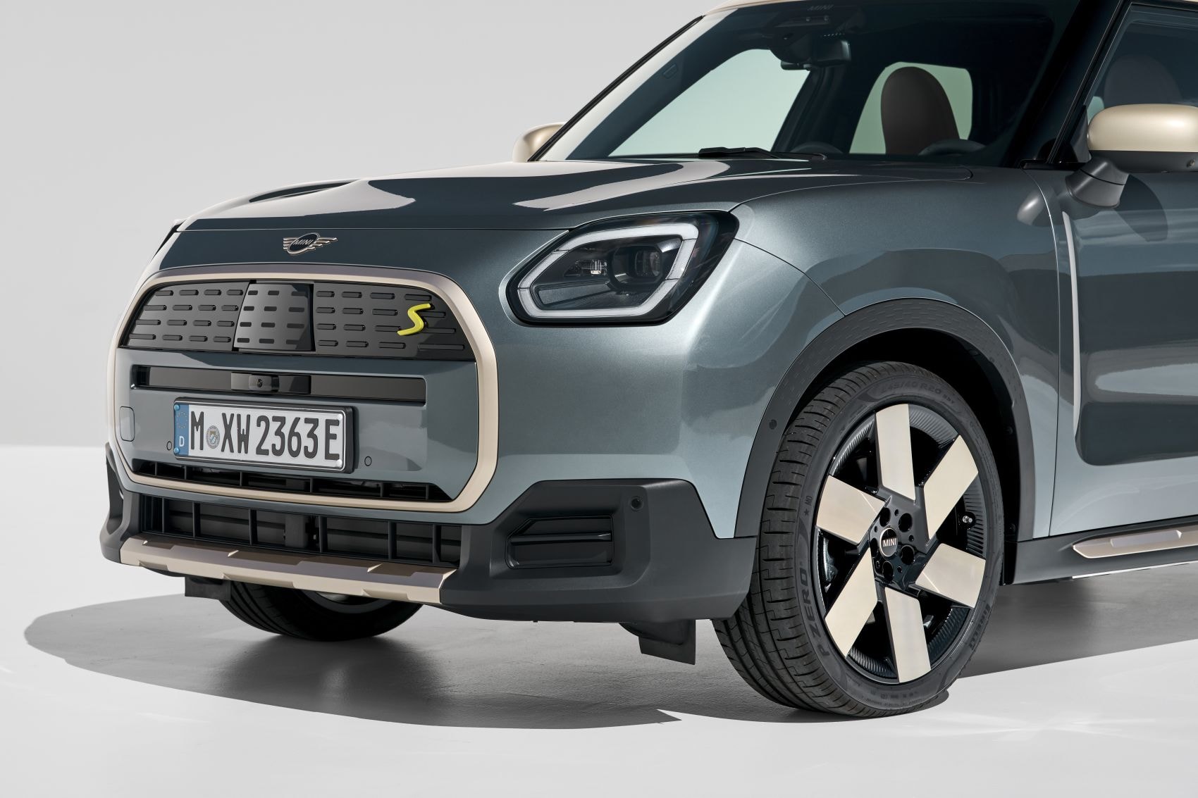 Vistosa imagen del MINI Countryman eléctrico en color gris, destacando su diseño moderno.
