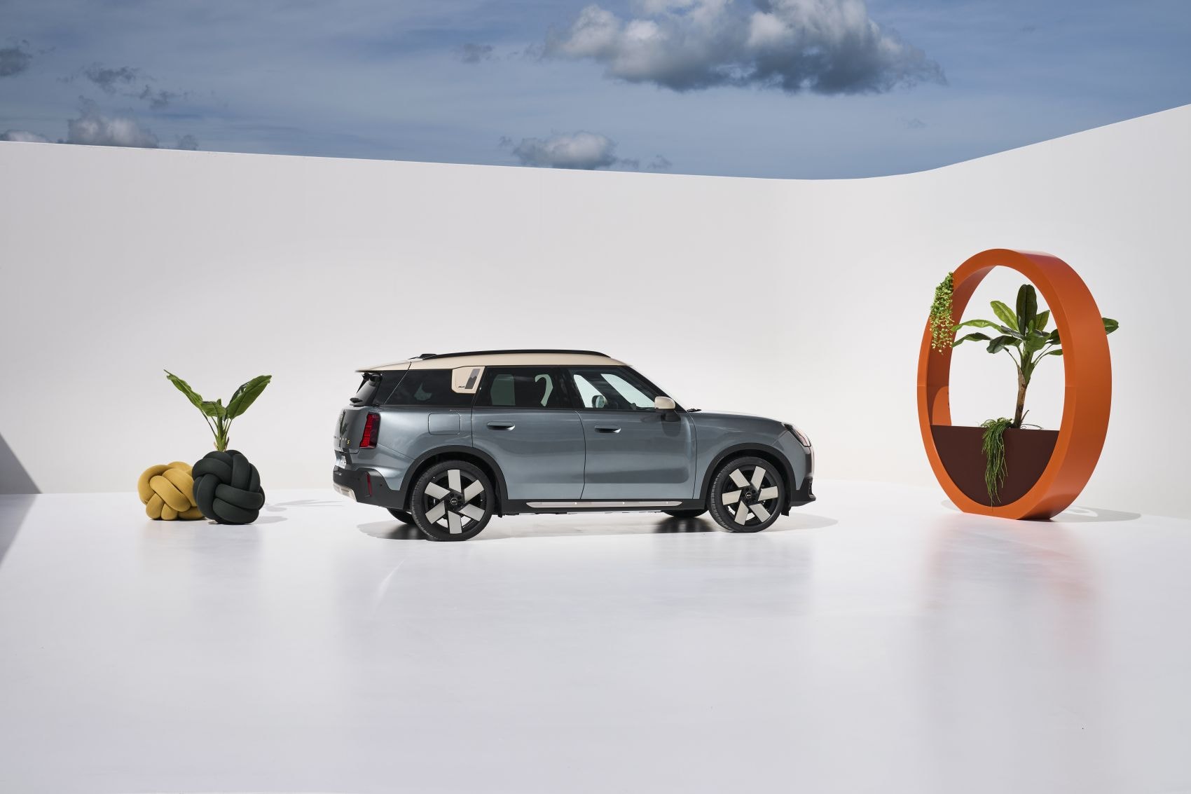 Vista lateral y trasera en un ambiente creativo, resaltando su silueta.