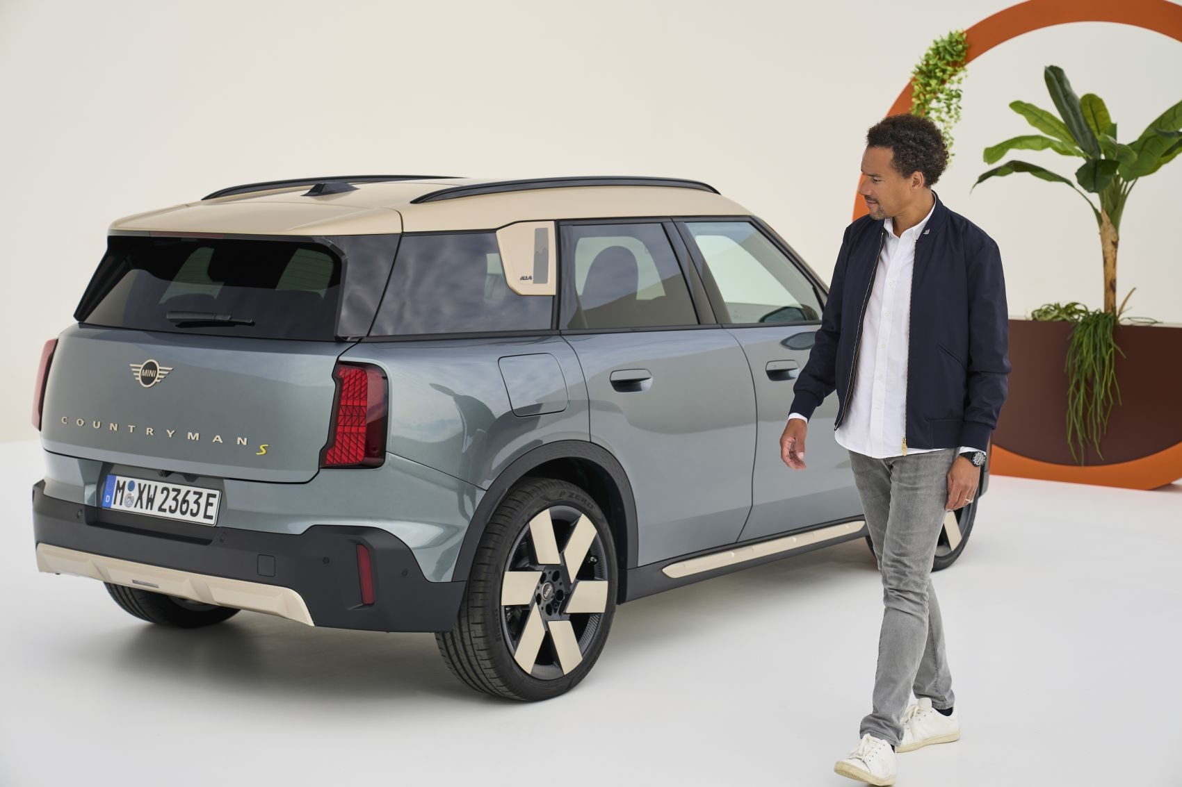 El perfil del MINI Countryman eléctrico combina elegancia y robustez.