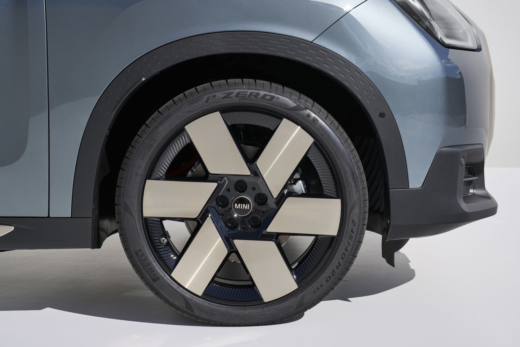 La llanta del MINI Countryman eléctrico presenta un diseño moderno y atractivo.