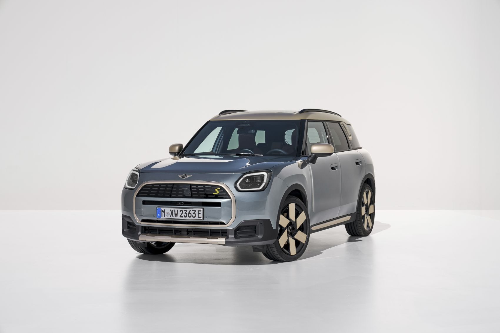 Perfil del MINI Countryman eléctrico, fusión de estilo y funcionalidad.