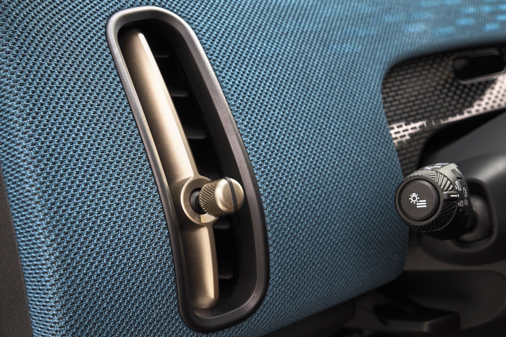 Interior del MINI Countryman eléctrico, destacando texturas innovadoras en el panel.