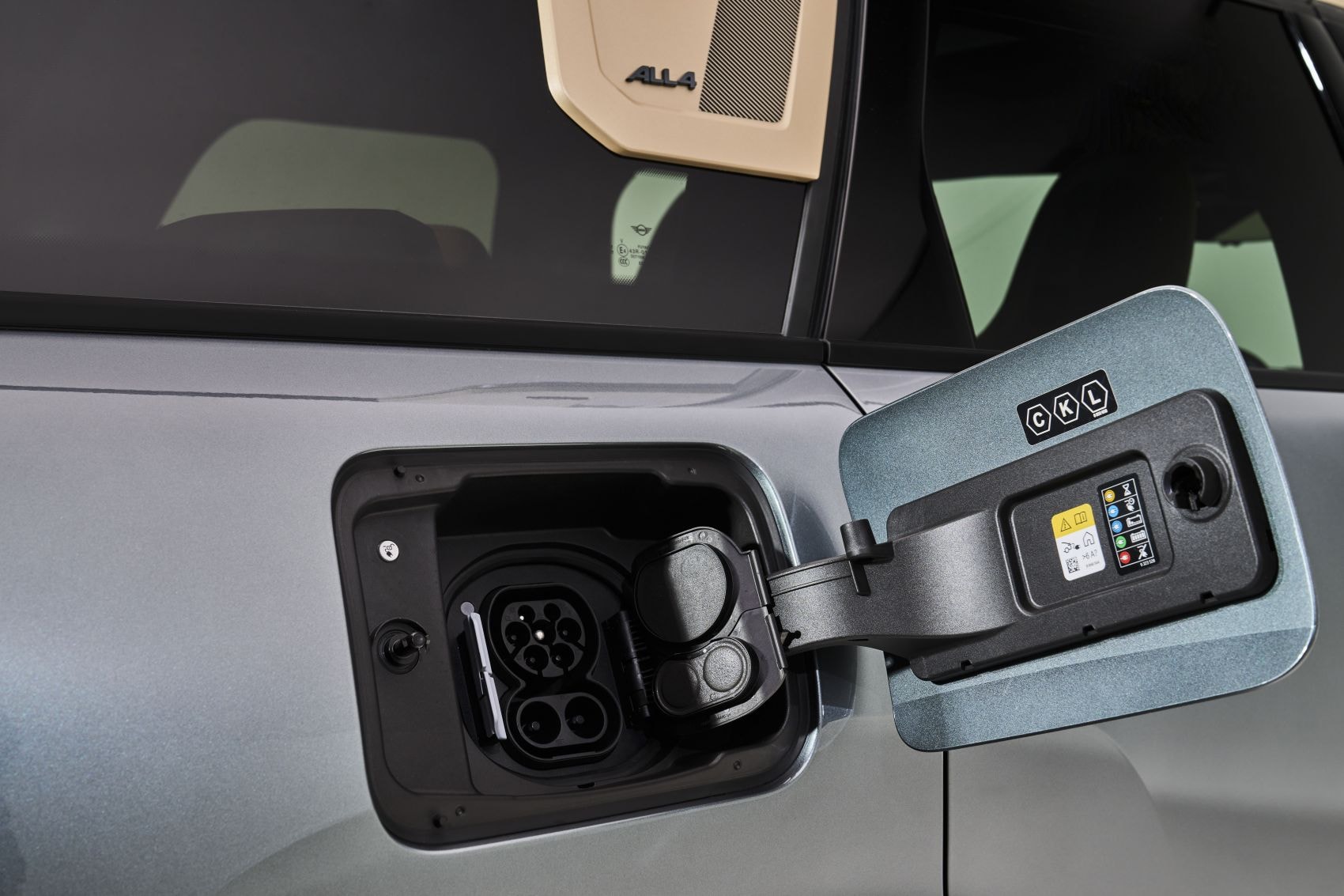 Vista trasera del MINI Countryman eléctrico, muestra el nombre en relieve que resalta su identidad.