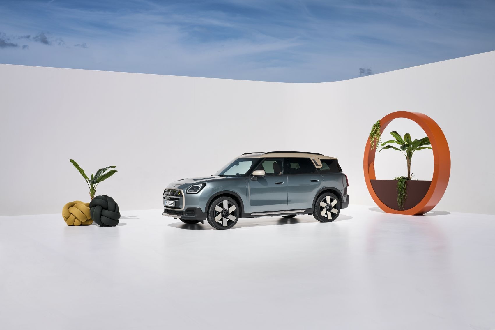 Otra vista trasera del MINI Countryman eléctrico resaltando su estilo.