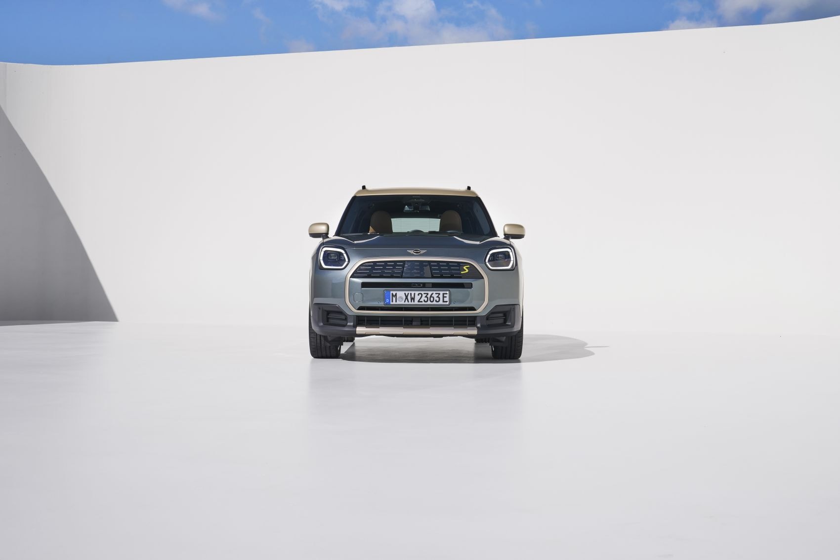 Vista trasera del MINI Countryman eléctrico, muestra su tecnología moderna y estilo.