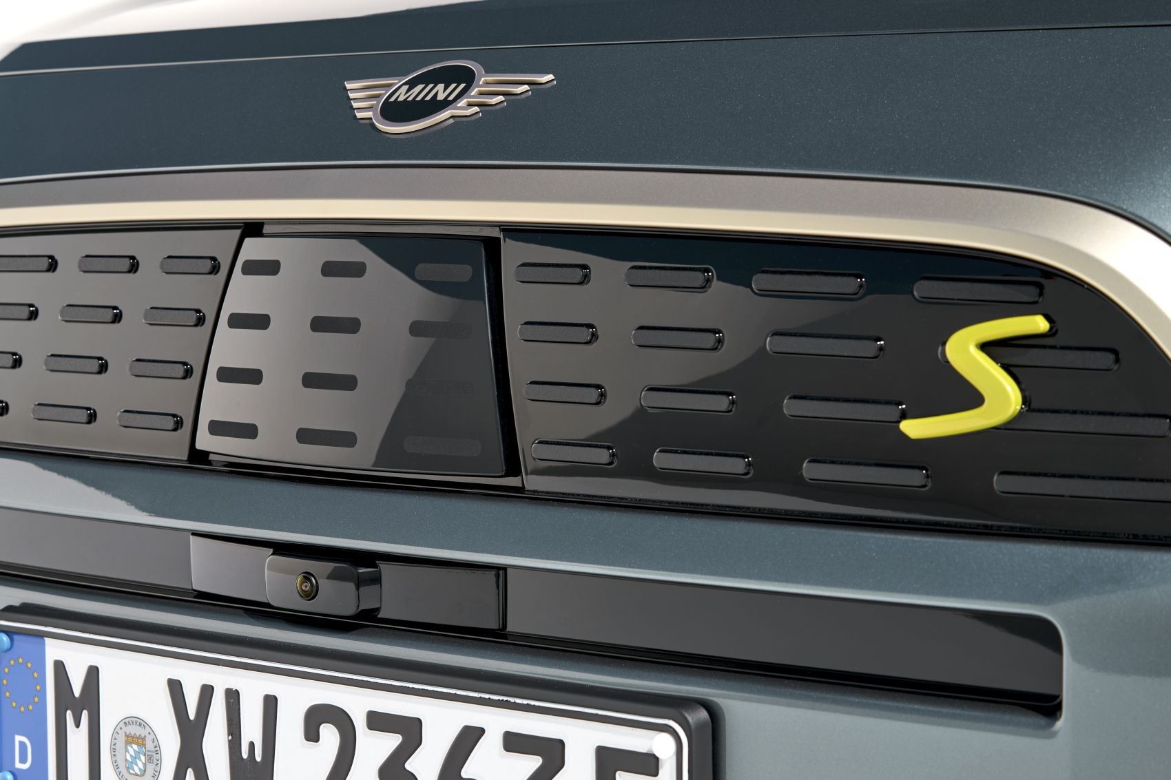 Perspectiva trasera del vehículo, mostrando la marca y el modelo.