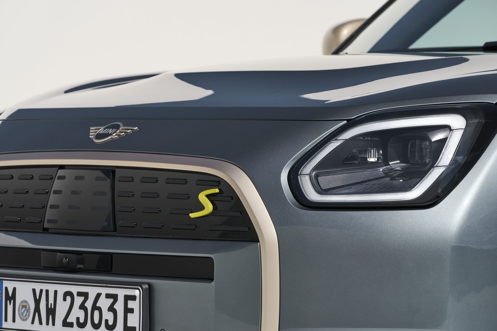 Vista trasera que destaca las luces LED del MINI Countryman.