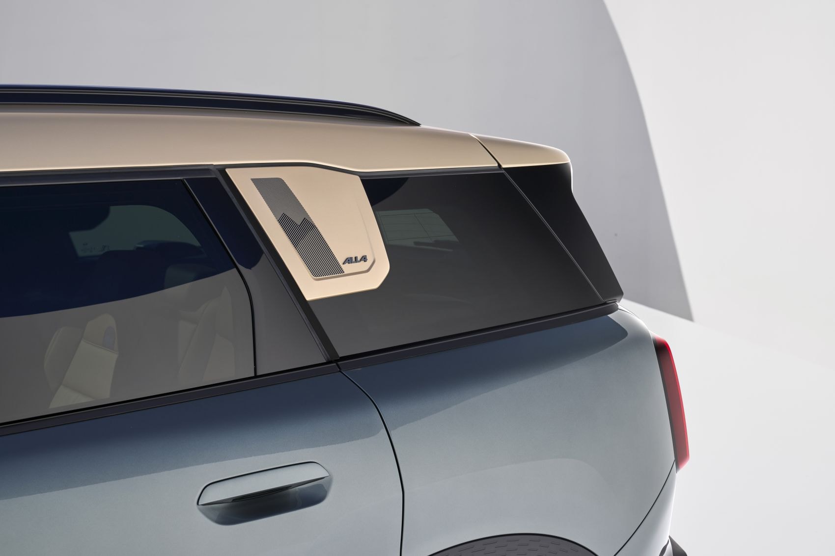 Otra perspectiva de la rueda, mostrando su elegancia y estilo.