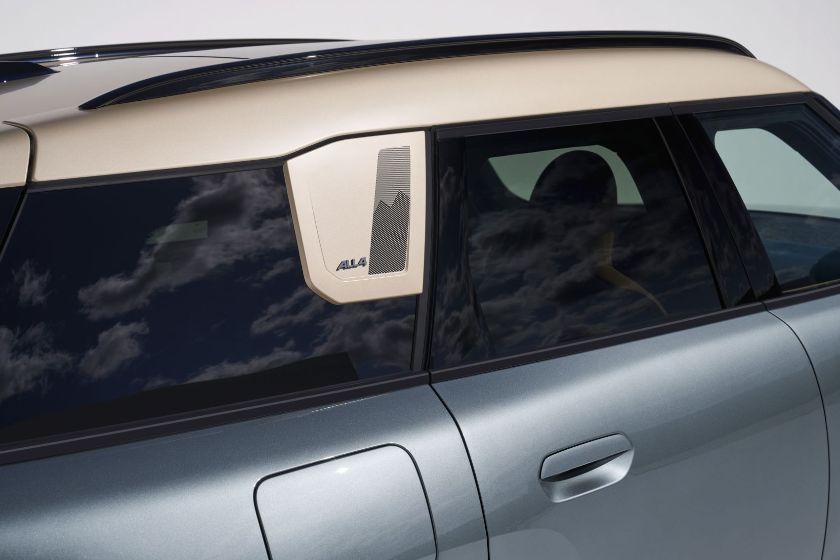 Close-up de la rueda del MINI Countryman eléctrico, destacando su diseño moderno.