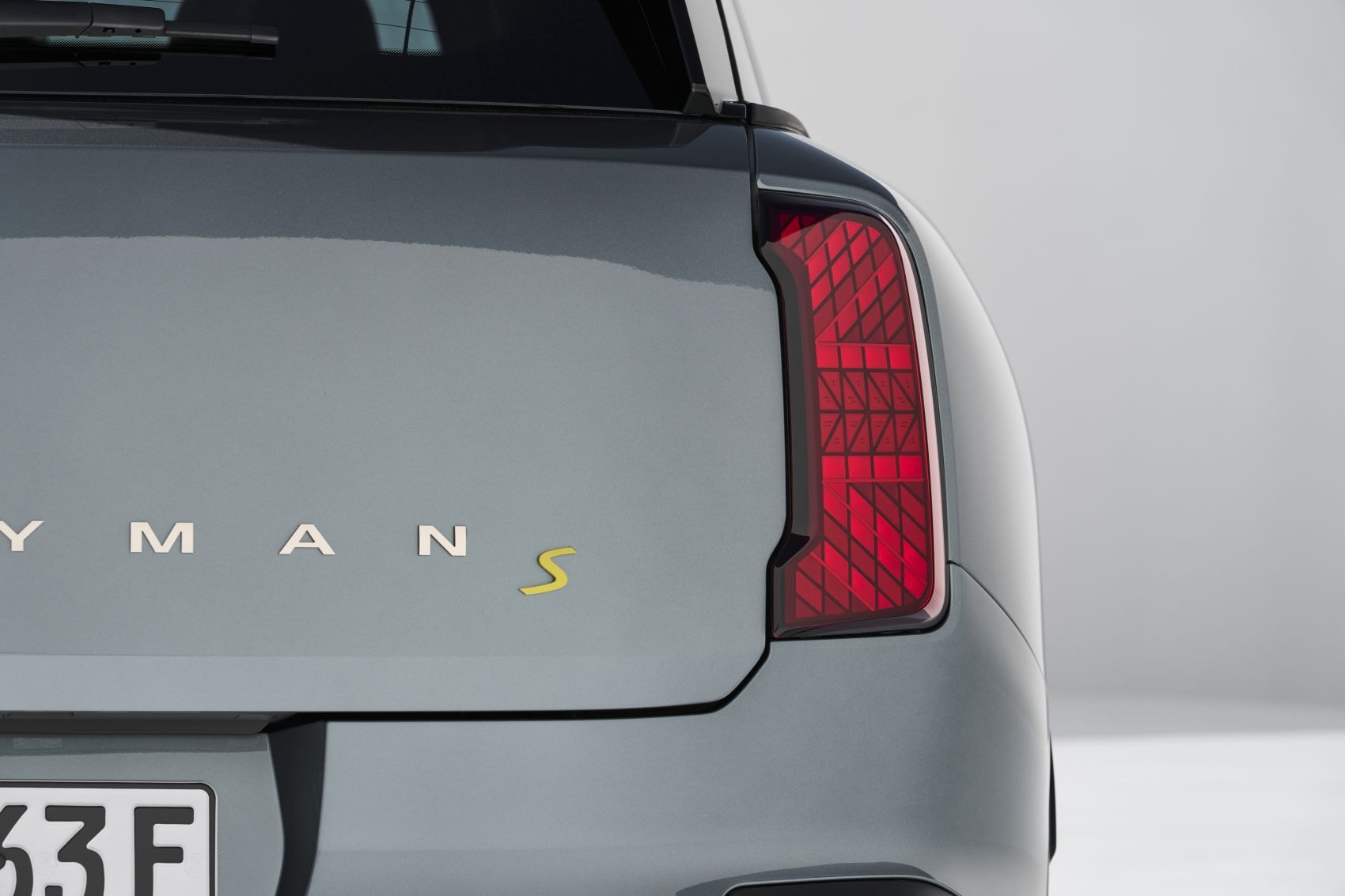 Diseño del marco de la ventana trasera, reflejando líneas sofisticadas.