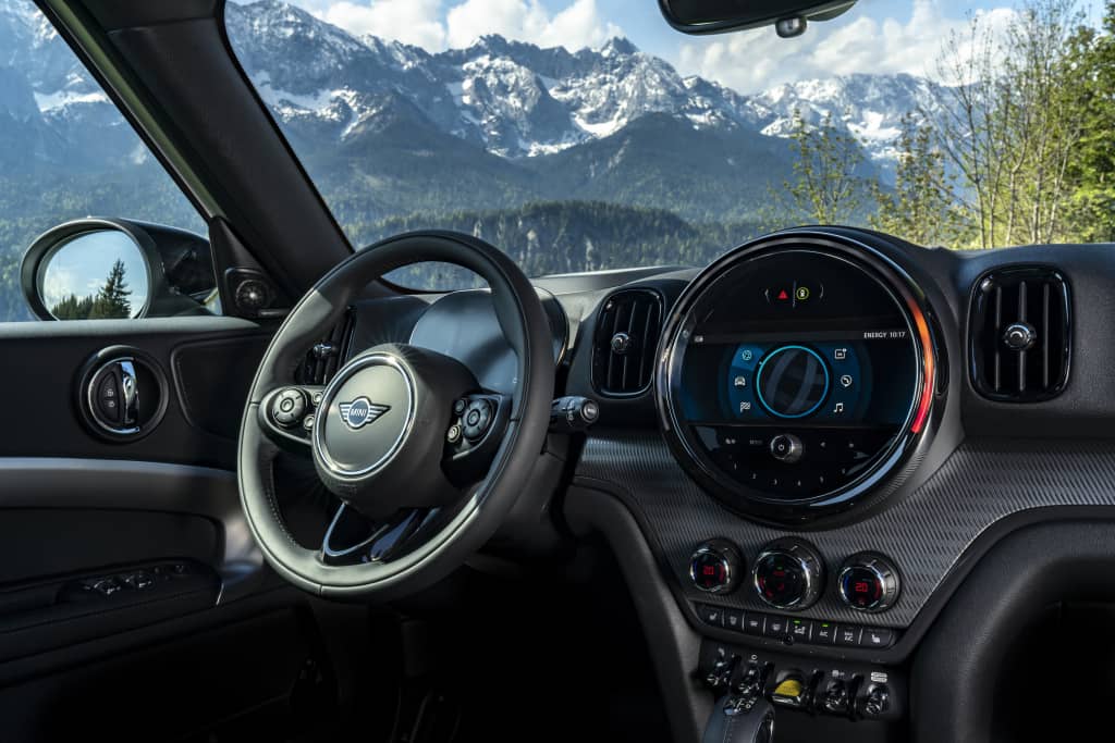Interior del MINI Countryman con el volante y tablero digital