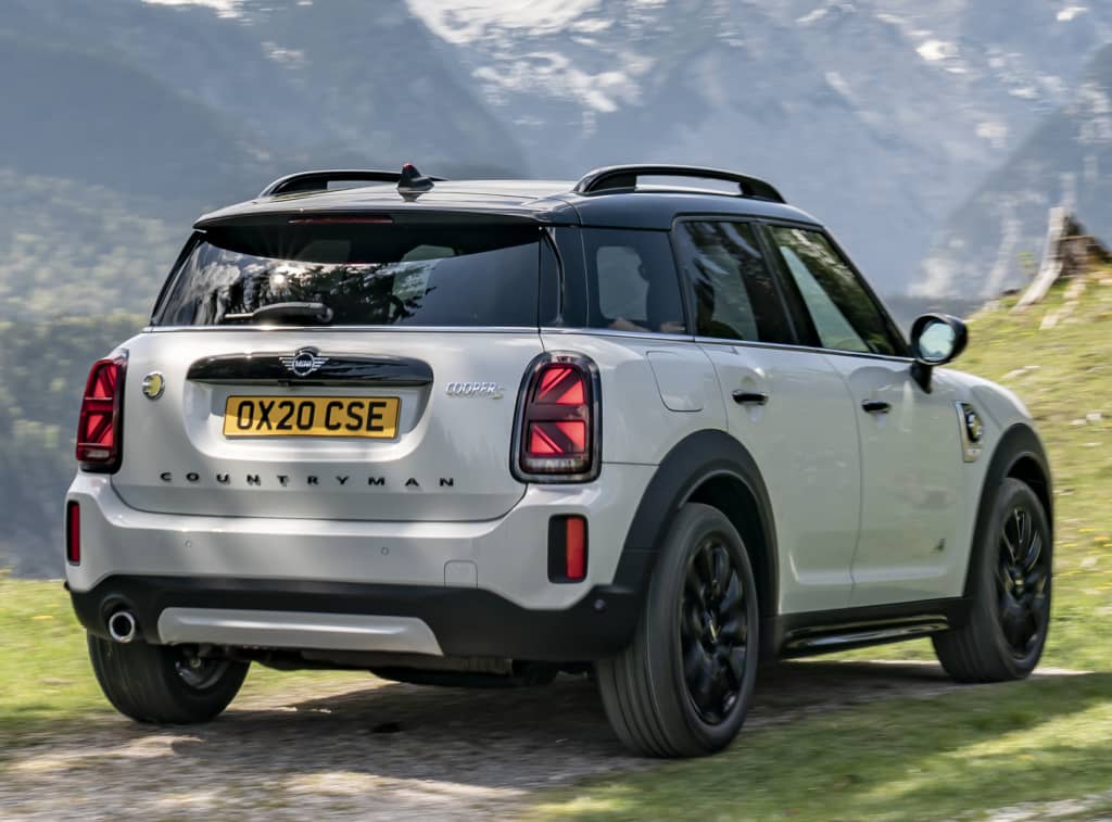 Vista trasera dinámica del MINI Countryman Híbrido en carretera