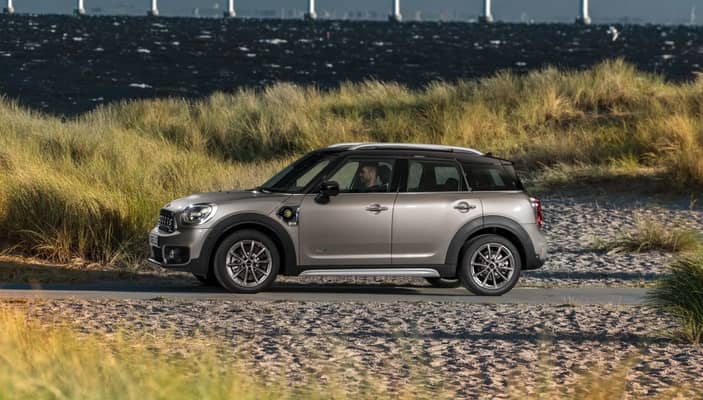 Vista lateral del MINI Countryman Híbrido en entorno natural Vista lateral del MINI Countryman Híbrido en entorno natural