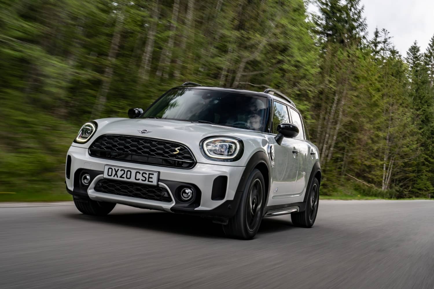 Imagen frontal en movimiento del MINI Countryman Híbrido