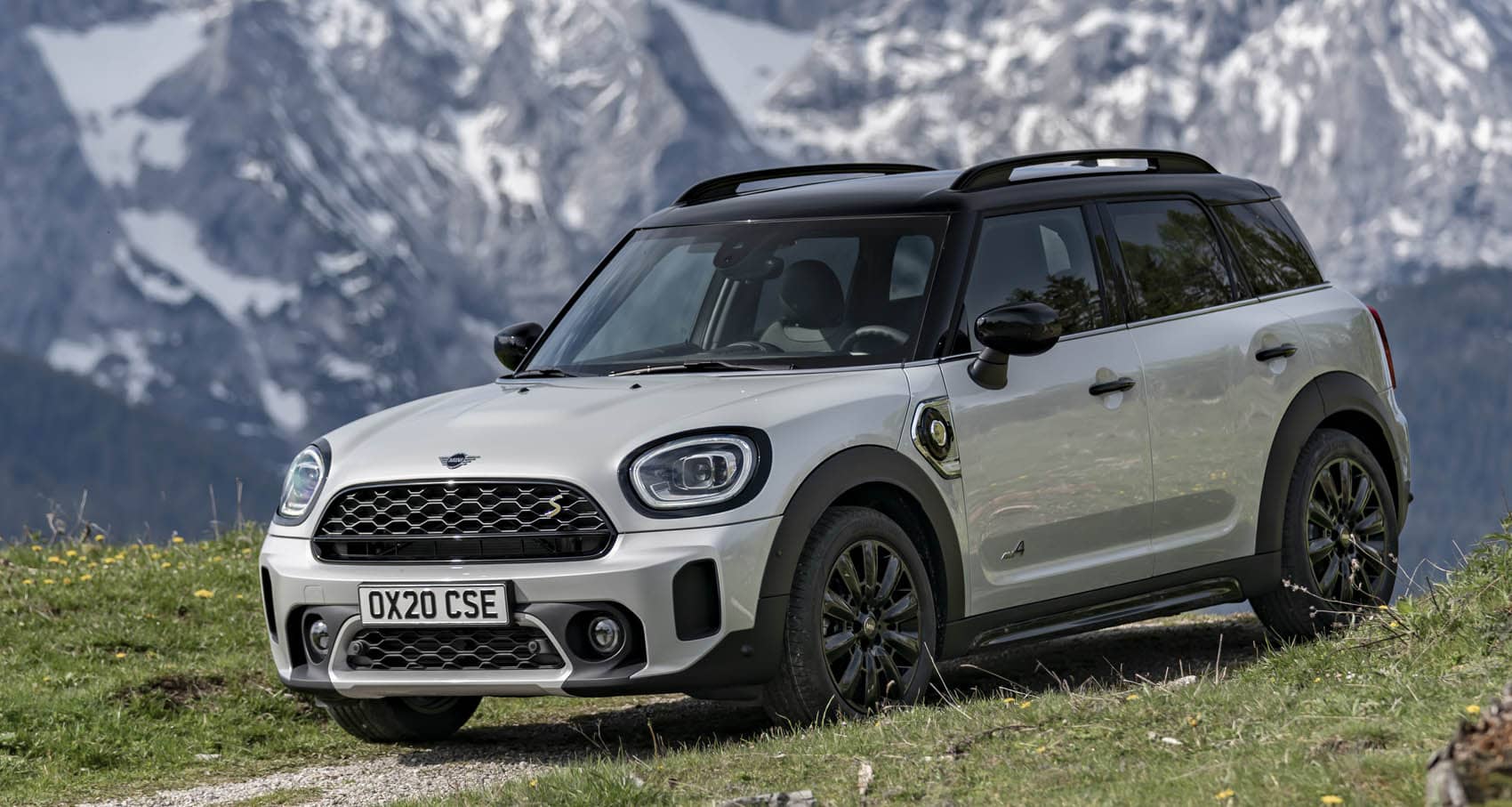 El MINI Countryman Híbrido posa con montañas de fondo.