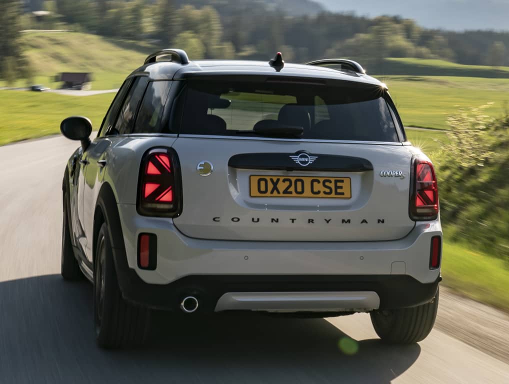 Trasera del MINI Countryman Híbrido en carretera.