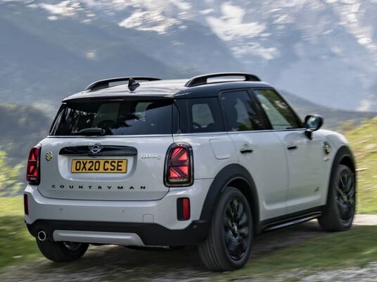 Vista trasera del MINI Countryman Híbrido con montañas al fondo Vista trasera del MINI Countryman Híbrido con montañas al fondo