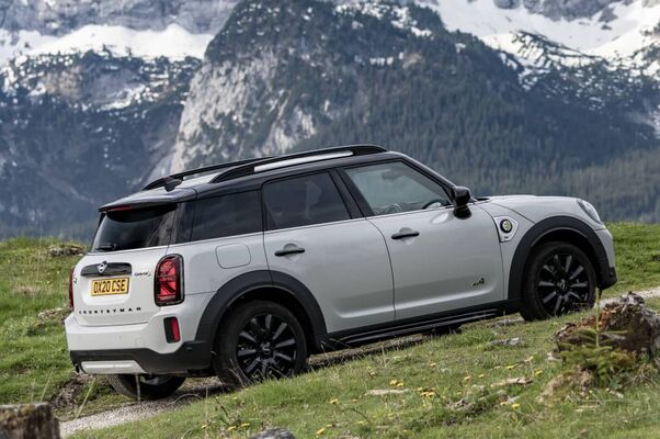 Vista trasera del MINI Countryman Híbrido en paisaje natural Vista trasera del MINI Countryman Híbrido en paisaje natural