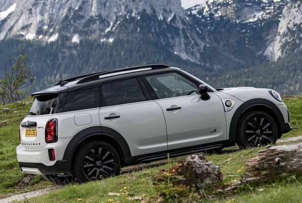 Vista trasera y lateral del MINI Countryman en paisaje montañoso Vista trasera y lateral del MINI Countryman en paisaje montañoso