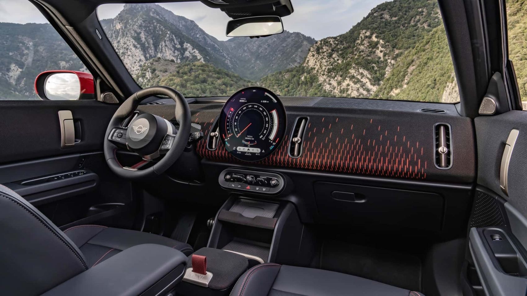 MINI Countryman avanzando, con su atractivo trasero que capta miradas.