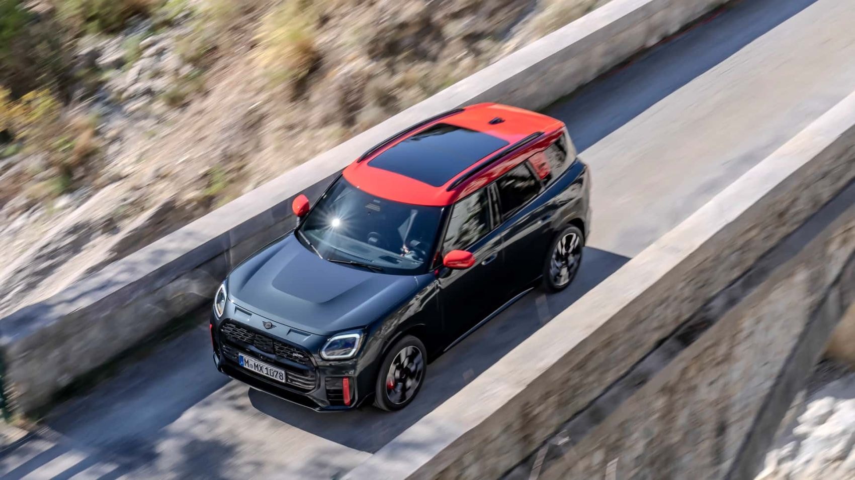 MINI Countryman en movimiento, resaltando su agilidad y diseño distintivo.