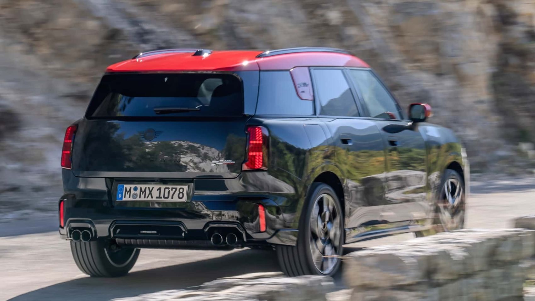 Vista frontal del MINI Countryman, destaca su diseño moderno y robusto.