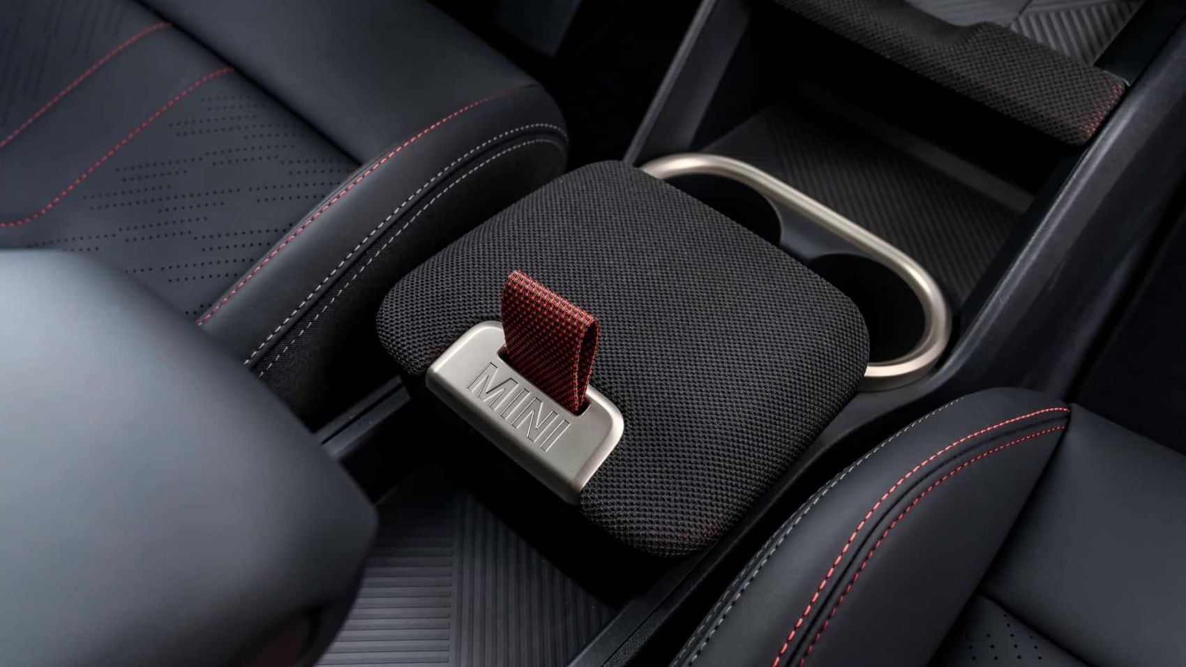 Interior del MINI Countryman, donde se aprecia su moderno diseño y acabados de calidad.