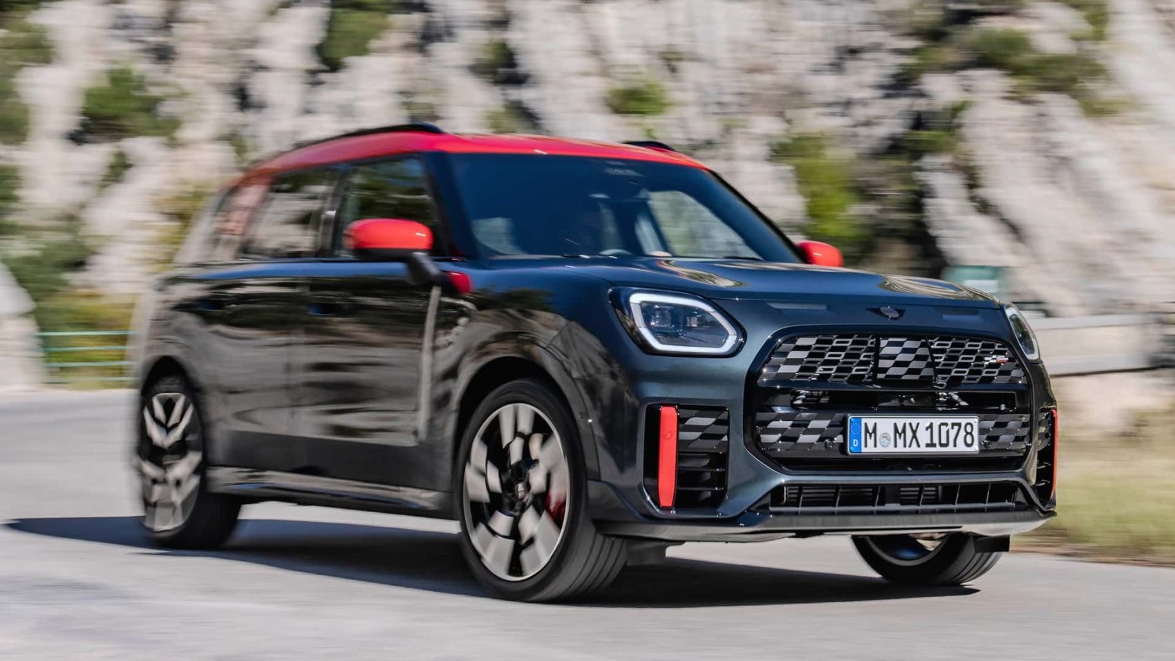 Perspectiva lateral del MINI Countryman, mostrando su techo bicolor y líneas dinámicas.