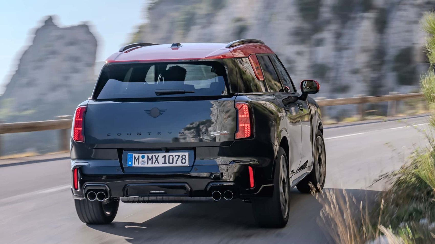 Vista trasera del MINI Countryman, enfatizando su estilo distintivo y moderno.