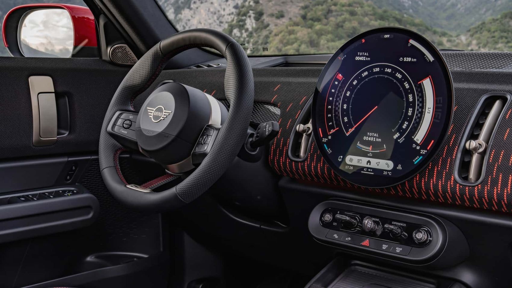 Vista elevada del MINI Countryman, mostrando su elegante silueta y concomitancia con el paisaje.