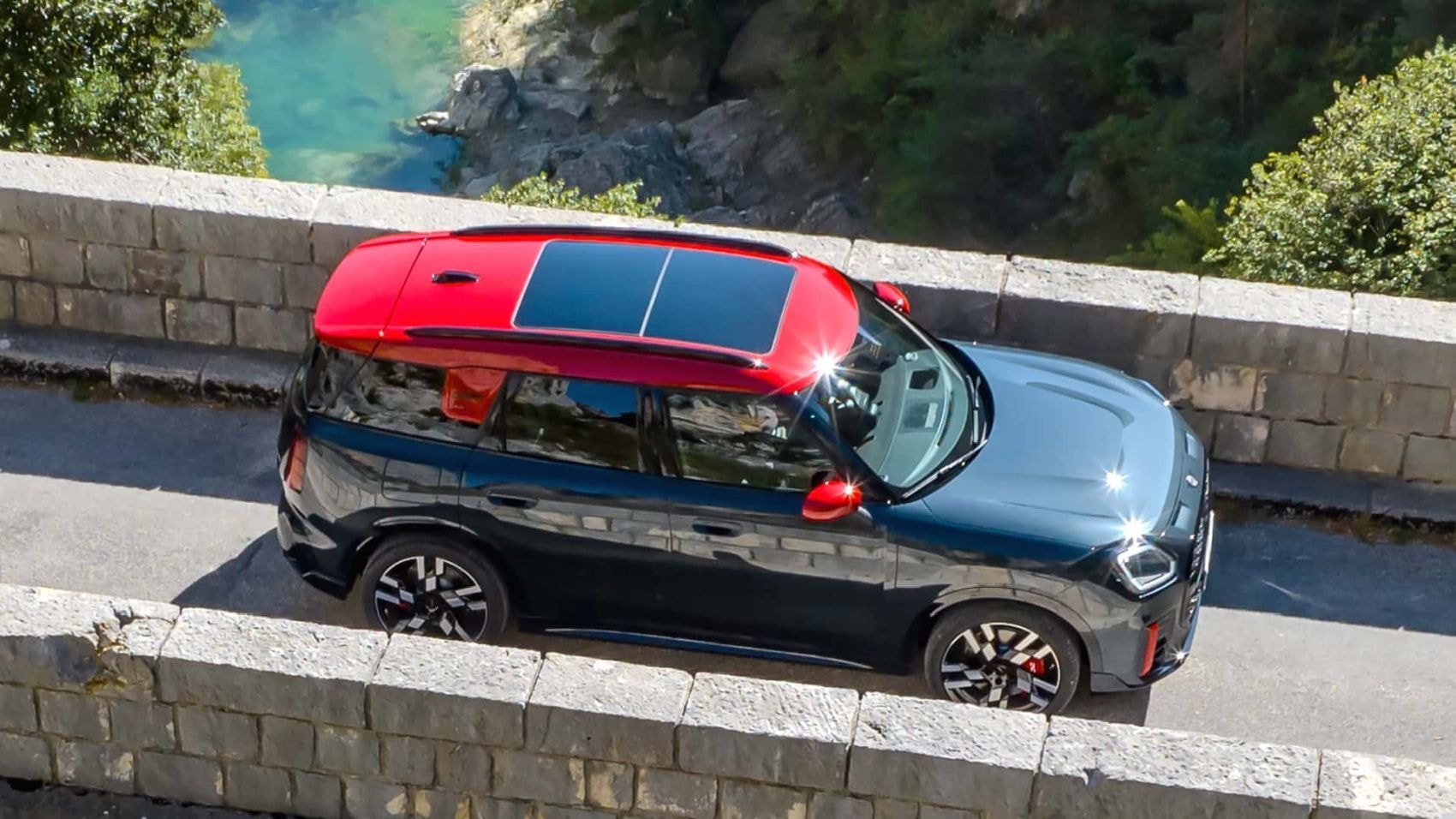 Vista aérea del MINI Countryman, destaca su techo bicolor y diseño robusto.