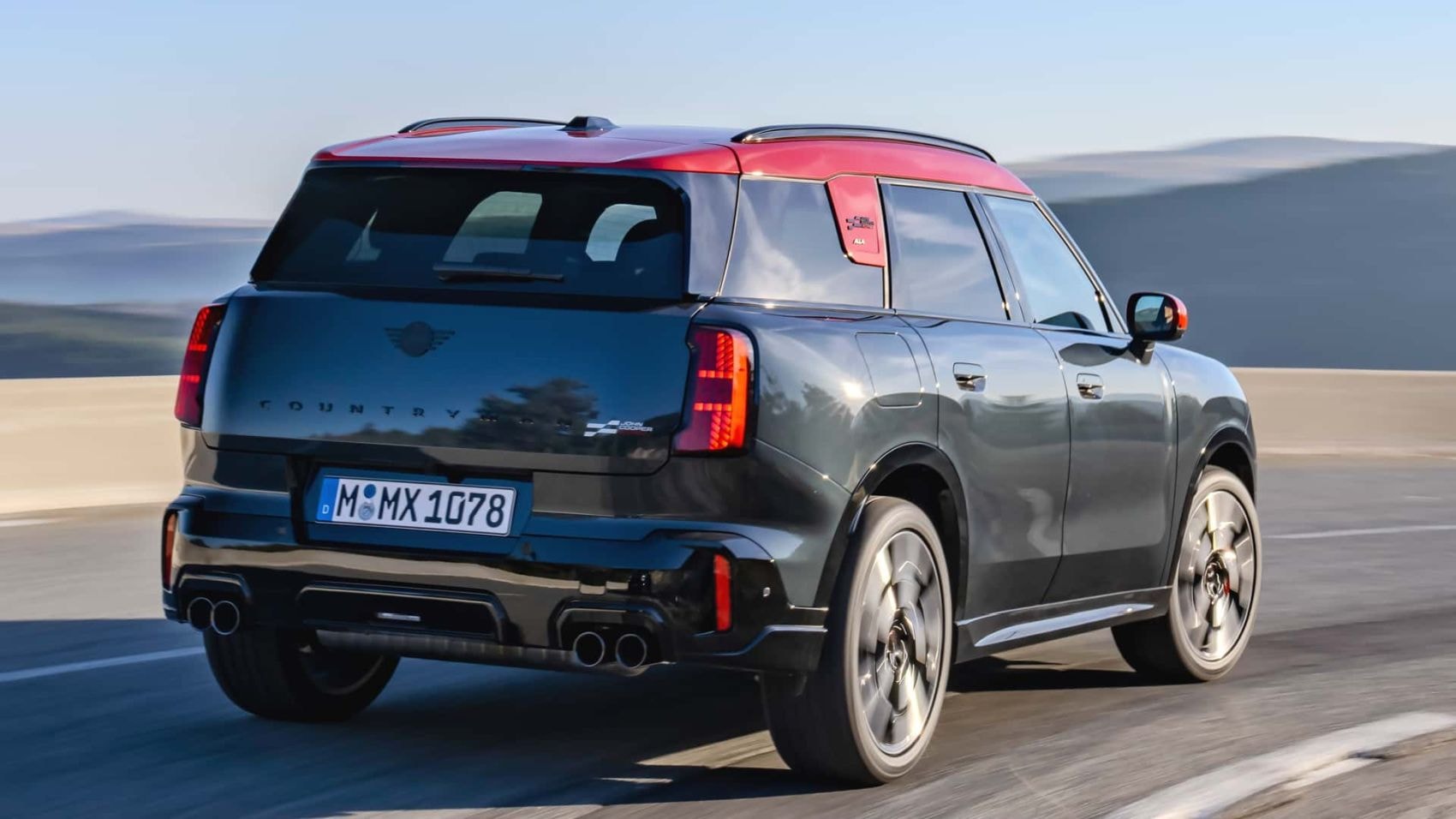 El Countryman en acción, destacando su estilo aventurero.