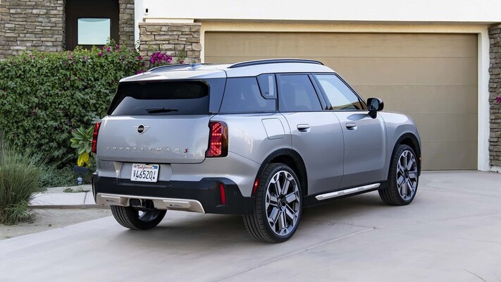Vista frontal del MINI Countryman, destacando su parrilla audaz. Vista frontal del MINI Countryman, destacando su parrilla audaz.