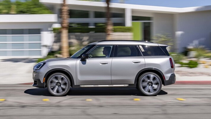 Vista lateral del MINI Countryman, mostrando su diseño distintivo. Vista lateral del MINI Countryman, mostrando su diseño distintivo.